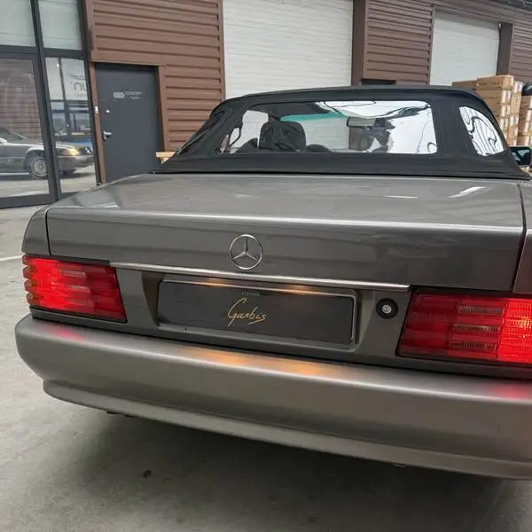 Mercedes 600 SL R129 grise, capote neuve fermée, vue de trois quarts arrière