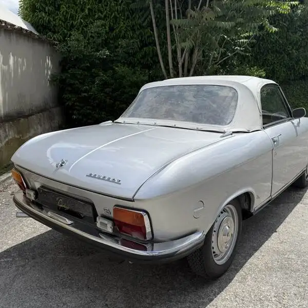 Peugeot 304 cabriolet grise avec sa capote neuve, vue de trois quarts arrière