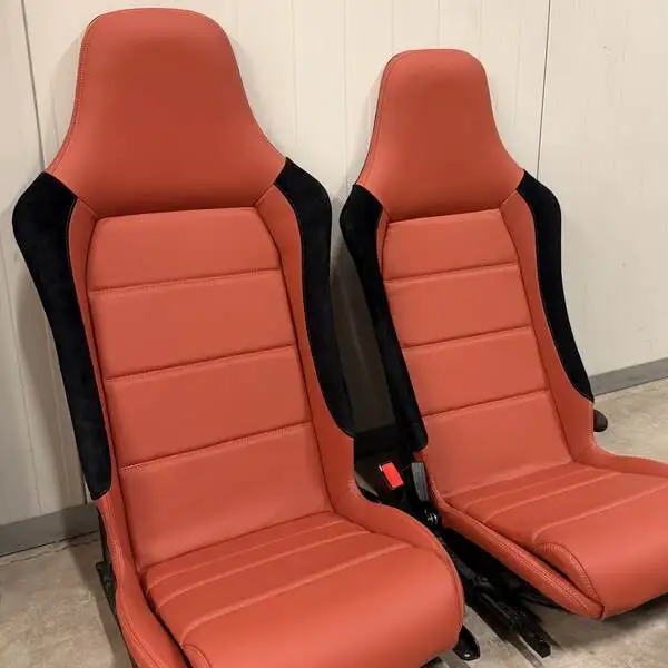 Deux sièges baquets d'Opel Speedster regarnis en cuir, terminés dans l'atelier